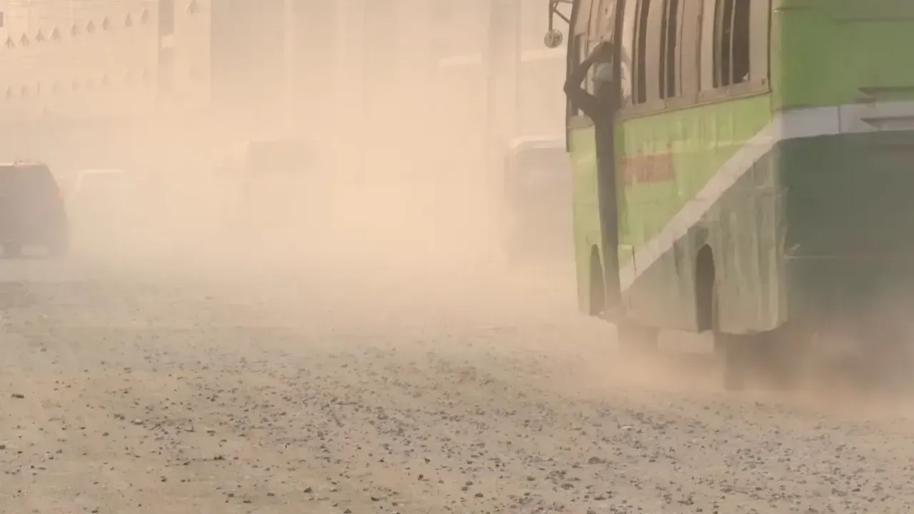বায়ুদূষণের মধ্যে চলছে গাড়ি। পুরোনো ছবি