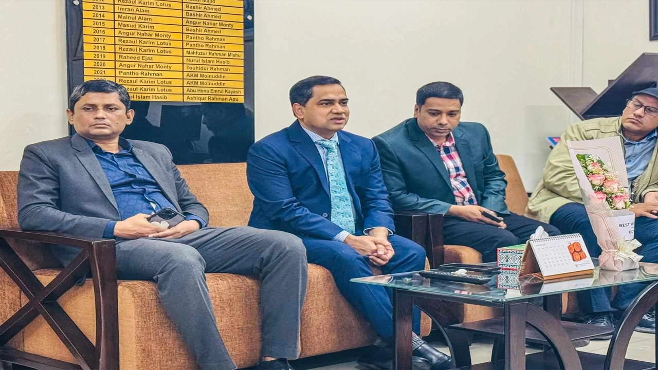 ডিক্যাবের সঙ্গে চা-চক্রে মুশফিকুল ফজল আনসারি। ছবি : কালবেলা