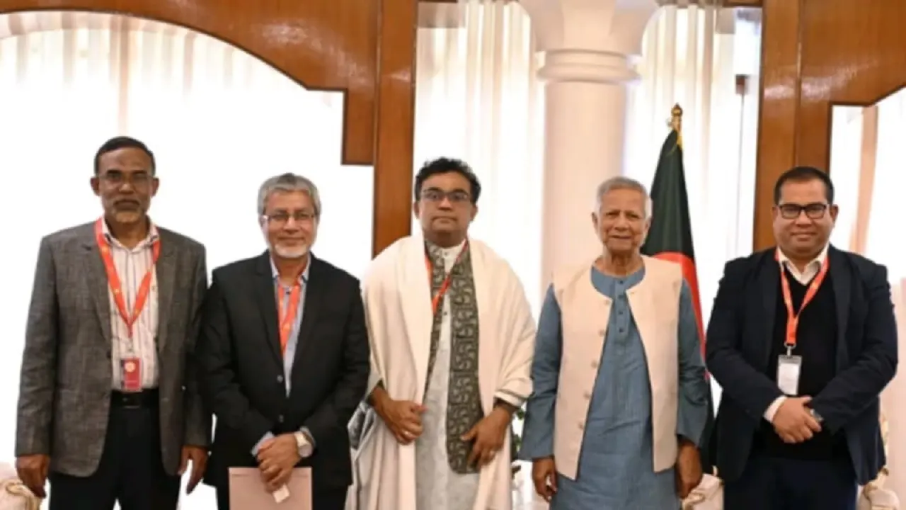 ড. ইউনূসের সঙ্গে সাক্ষাৎ করে জাবির উপাচার্য অধ্যাপক ড. মোহাম্মদ কামরুল আহসান জাকসু নির্বাচনের রোডম্যাপ তুলে ধরেন। ছবি : কালবেলা