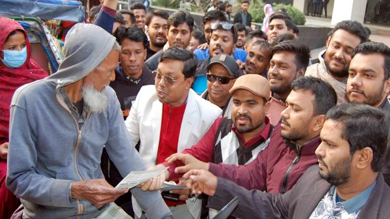 বগুড়ায় জাতীয় নাগরিক কমিটি ও বৈষম্যবিরোধী ছাত্র আন্দোলনের লিফলেট বিতরণ। ছবি : কালবেলা