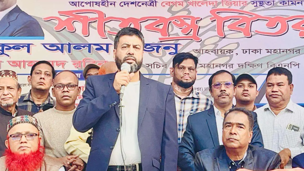 রাজধানীর লালবাগ কিল্লার মোড় হাজি দেলোয়ার খেলার মাঠে শীতার্ত অসহায় মানুষদের মাঝে শীতবস্ত্র বিতরণ অনুষ্ঠানে কথা বলেন রফিকুল আলম মজনু। ছবি : কালবেলা
