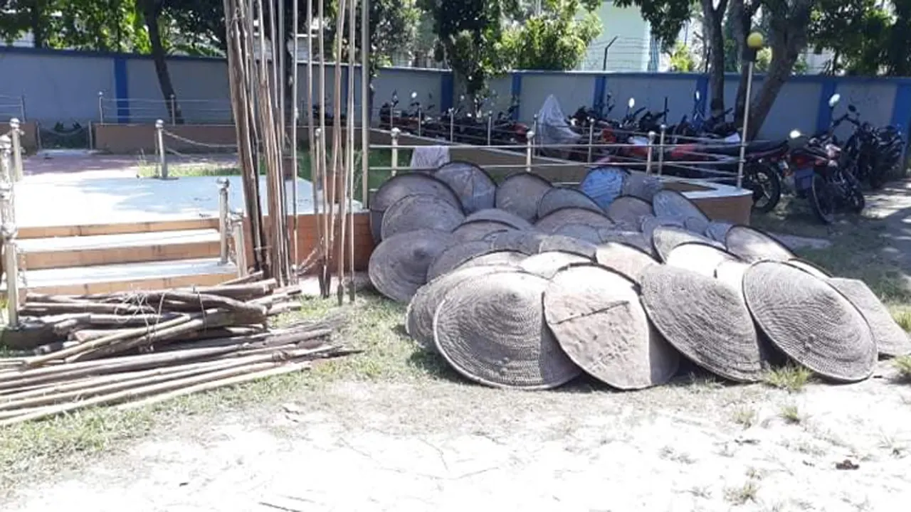 টেঁটা-বল্লমের সঙ্গে আগ্নেয়াস্ত্র