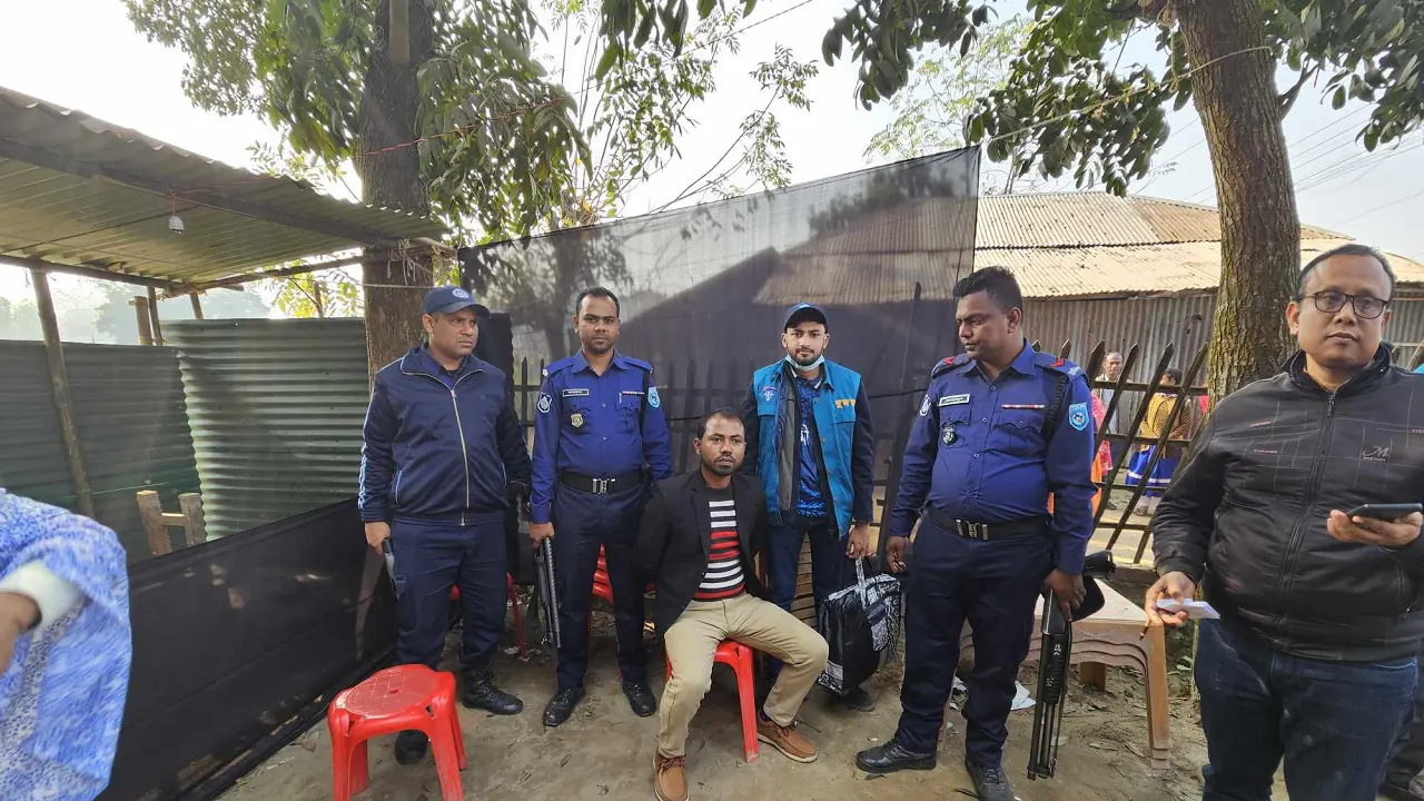 দুদকের অভিযানে গ্রেপ্তার হয়েছেন ঠাকুরগাঁও পাসপোর্ট অফিসের হিসাব রক্ষক ফারুক আহমেদ। ছবি : কালবেলা