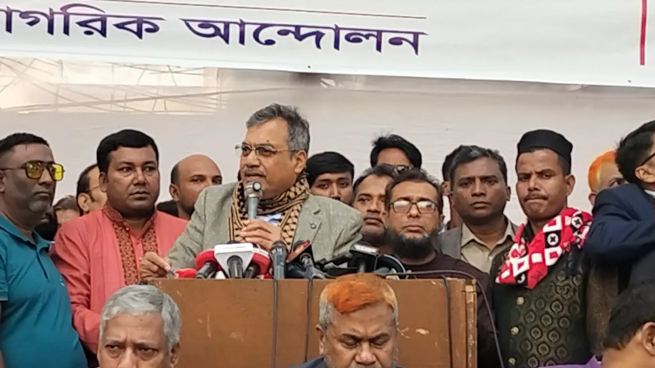 জাতীয় প্রেস ক্লাবের সামনে অবিলম্বে জাতীয় নির্বাচনের রোডম্যাপ ঘোষণার দাবিতে সমাবেশে কথা বলেন হারুনুর রশিদ। ছবি : কালবেলা