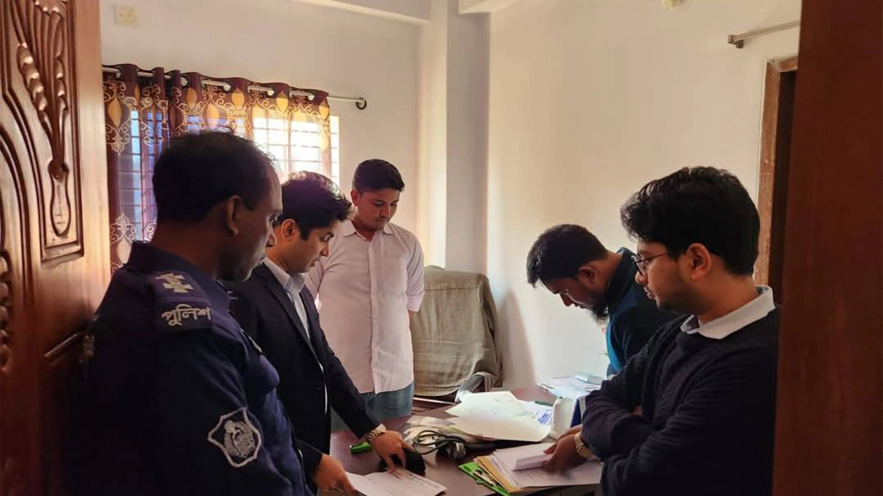 নওগাঁর পত্নীতলায় একটি ক্লিনিক অ্যান্ড ডায়াগনস্টিক সেন্টারে ভ্রাম্যমাণ আদালতের অভিযান। ছবি : কালবেলা