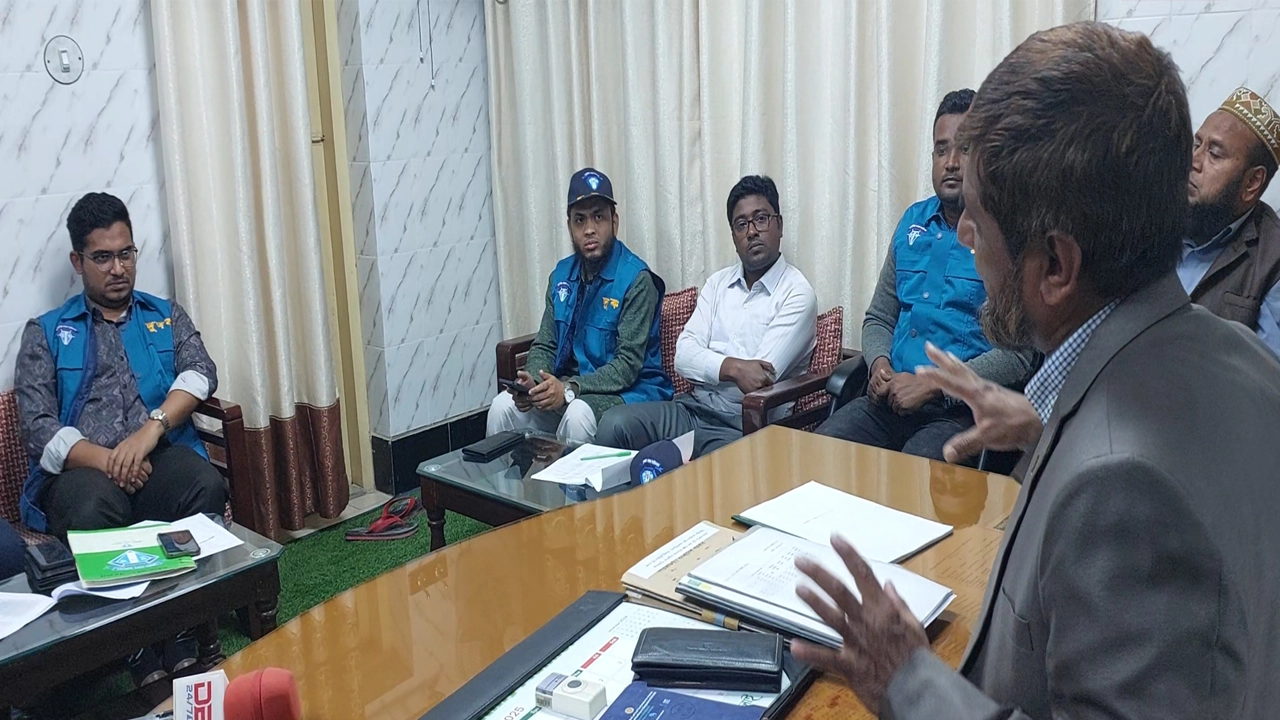 সাতক্ষীরা কৃষি সম্প্রসারণ অধিদপ্তর খামারবাড়ি উপপরিচালকের কার্যালয়ে অভিযান চালায় দুদক। ছবি : কালবেলা