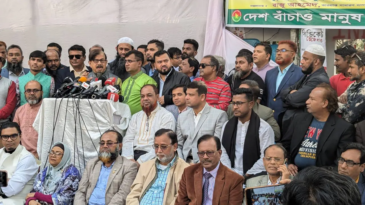 জাতীয় প্রেস ক্লাবের সামনে ভ্যাট বাড়ানোর সিদ্ধান্তের প্রতিবাদে আয়োজিত এক প্রতিবাদ সমাবেশে কথা বলেন মাহমুদুর রহমান মান্না। ছবি : কালবেলা