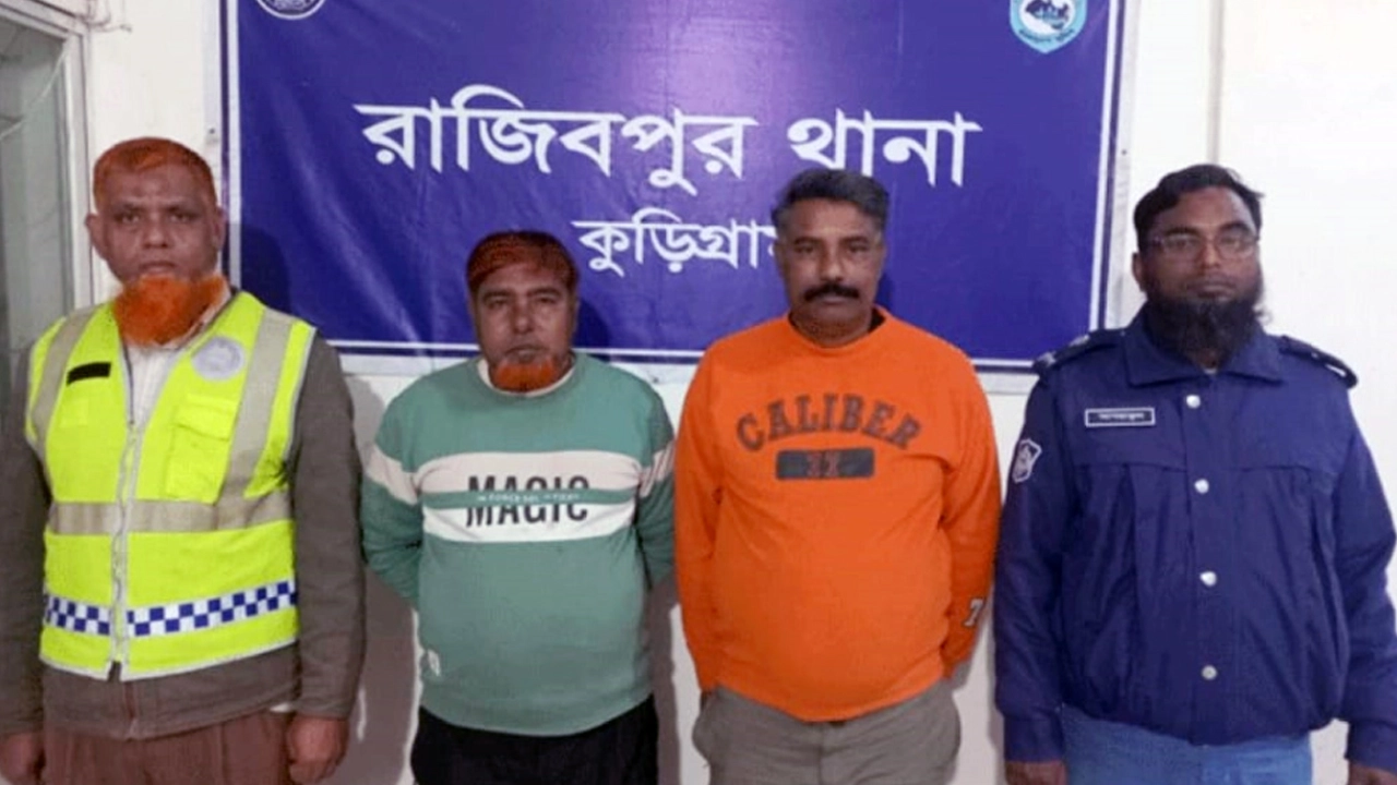 চাঁদাবাজি ও মাছ চুরির মামলায় গ্রেপ্তার দুই আসামি। ছবি : কালবেলা
