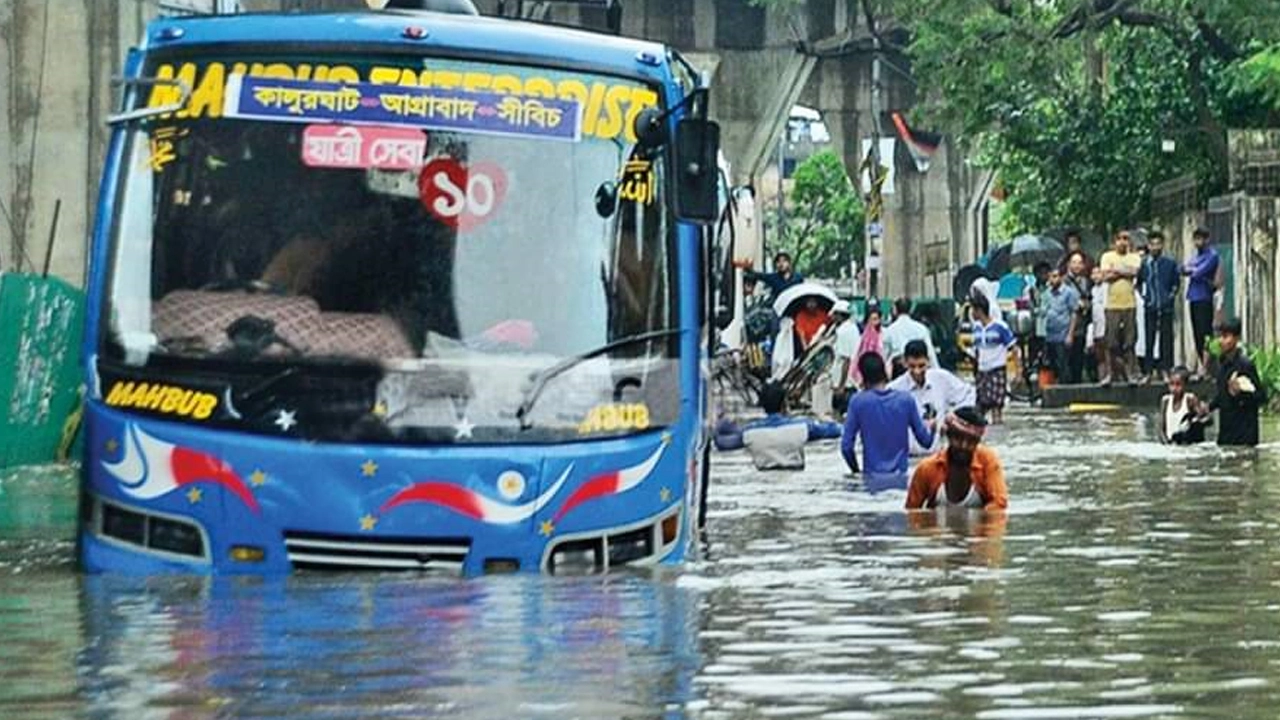বৃষ্টিতে তলিয়ে গেছে চট্টগ্রাম নগরের অলিগলি। পুরোনো ছবি
