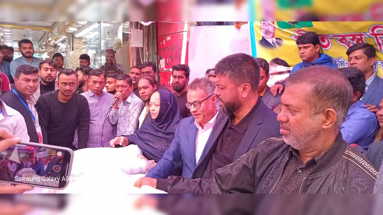 রাজধানীর কলাবাগান এলাকায় দুঃস্থ এবং শীতার্ত মানুষদের মাঝে শীতবস্ত্র বিতরণ কর্মসূচিতে কথা বলেন রফিকুল আলম মজনু। ছবি : কালবেলা