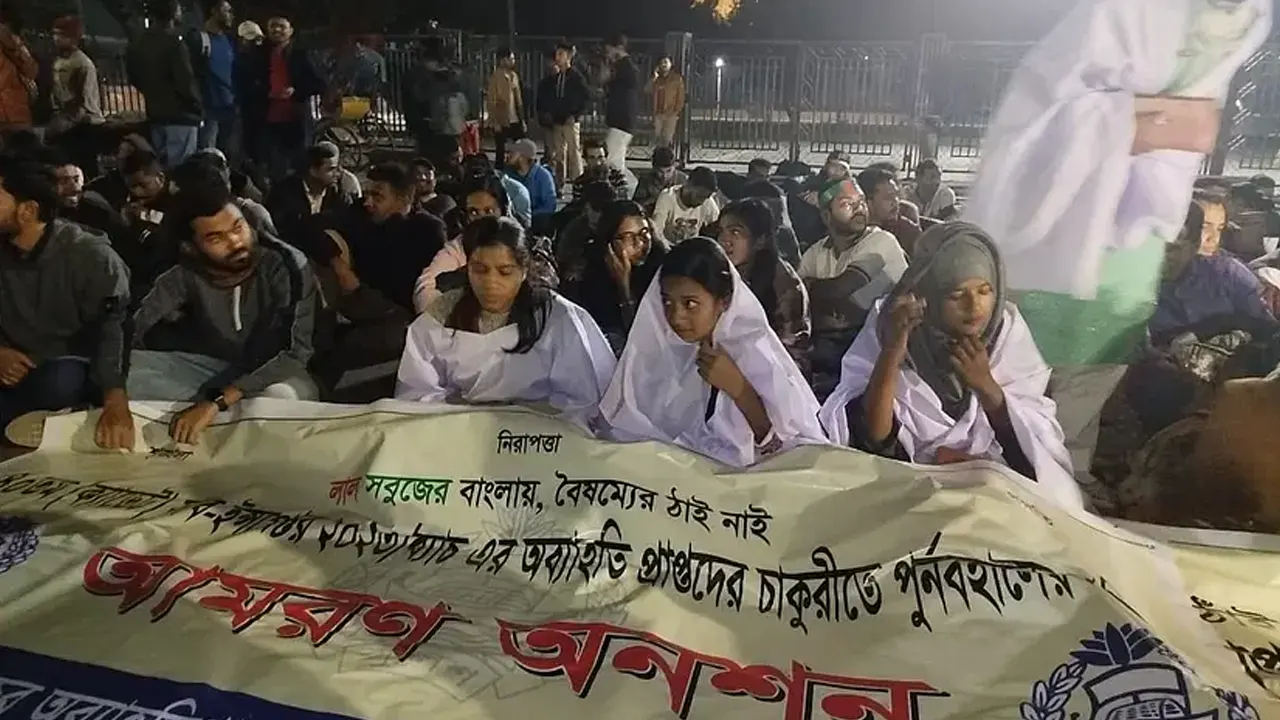 অব্যাহতি পাওয়া শিক্ষানবিশ এসআইদের আমরণ অনশন। ছবি: সংগৃহীত