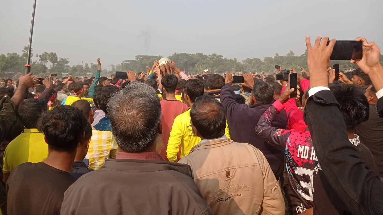 ঐতিহ্যবাহী হুমগুটি খেলায় হাজার হাজার খেলোয়াড়। ছবি : কালবেলা