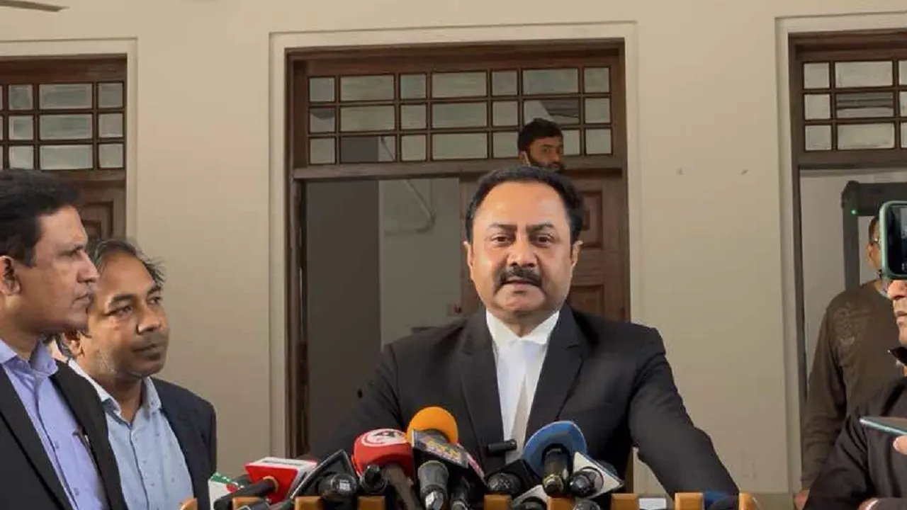 হাইকোর্ট প্রাঙ্গণে সাংবাদিকদের সঙ্গে কথা বলেন দুদকের আইনজীবী আসিফ হাসান। ছবি : কালবেলা