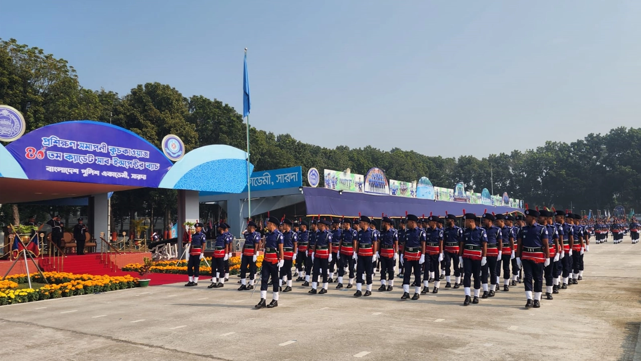 সারদায় প্রশিক্ষণরত ক্যাডেট উপপরিদর্শকদের (এসআই) সমাপনী কুচকাওয়াজ অনুষ্ঠানে সালাম গ্রহণ করেন পুলিশের মহাপরিদর্শক (আইজিপি) বাহারুল আলম। ছবি : কালবেলা
