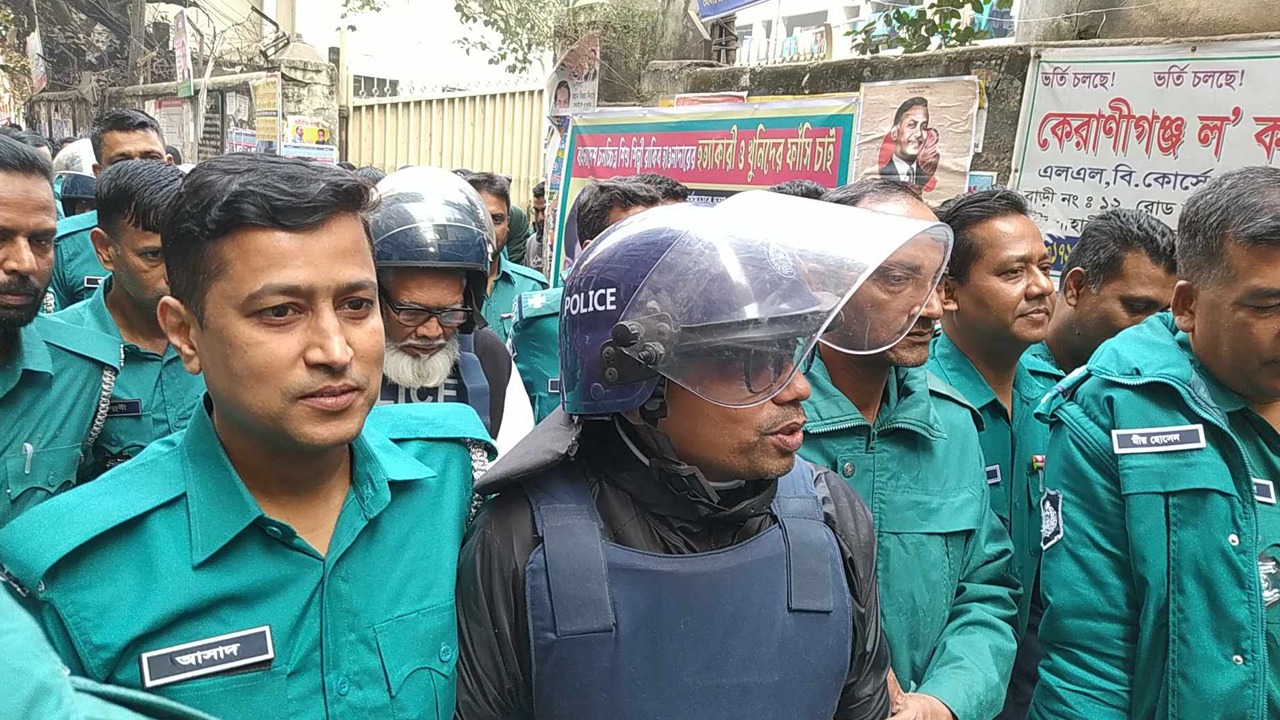 আদালত প্রাঙ্গণে জুনাইদ আহমেদ পলক