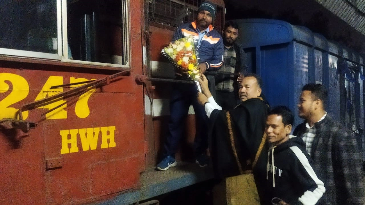 ভারত থেকে আসা রেলের পরিচালক স্বাগতম বালাকে শুভেচ্ছা জানান দর্শনা বন্দরের সিঅ্যান্ডএফ এজেন্ট অ্যাসোসিয়েশনের সাধারণ সম্পাদক আতিয়ার রহমান হাবু। ছবি : কালবেলা
