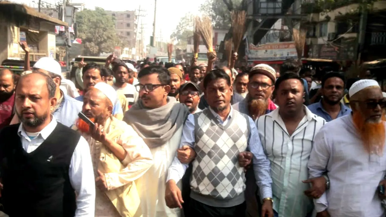 বিএনপির নতুন কমিটি বাতিলের দাবিতে ঝাড়ু মিছিল। ছবি : কালবেলা