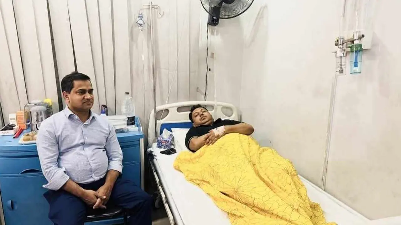 সাংবাদিক আশিক রহমানকে দেখতে হাসপাতালে যান মুশফিকুল ফজল আনসারী। ছবি : সংগৃহীত
