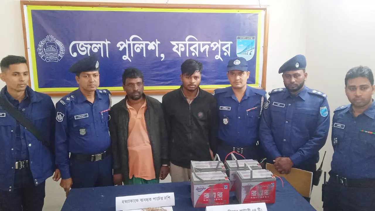 হত্যাকাণ্ডে তুফান চৌধুরী ও আল আমিনকে গ্রেপ্তার করে পুলিশ। ছবি : কালবেলা