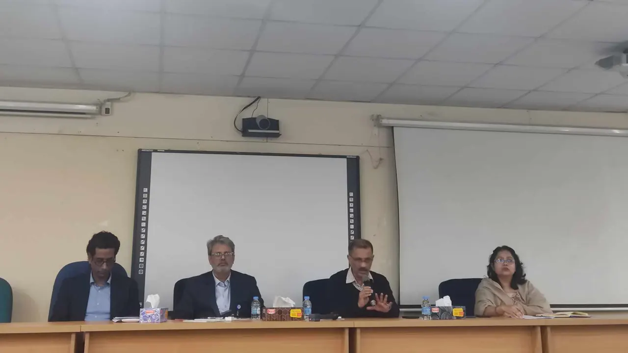 অধ্যাপক আব্দুল মতিন চৌধুরী ভার্চুয়াল ক্লাসরুমে আয়োজিত সংবাদ সম্মেলন। ছবি : কালবেলা