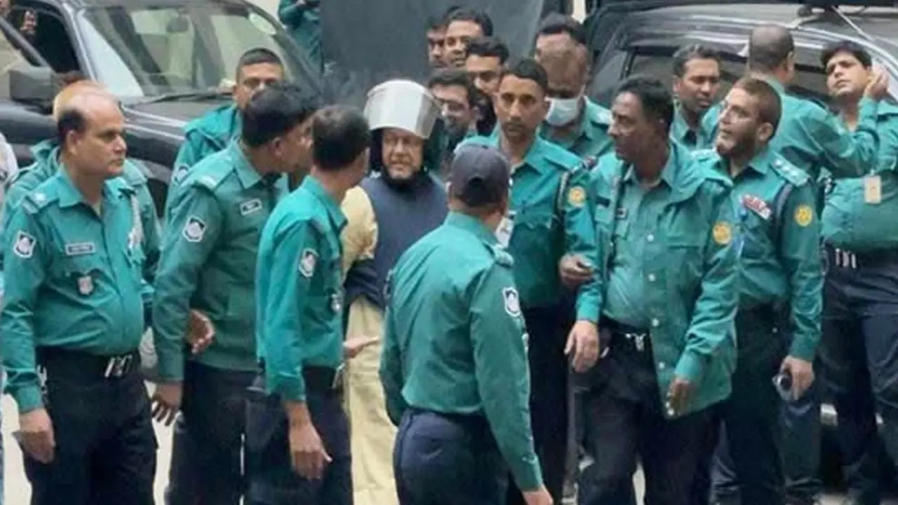 মতিউর রহমানকে আদালতে তোলা হচ্ছে। ছবি : কালবেলা