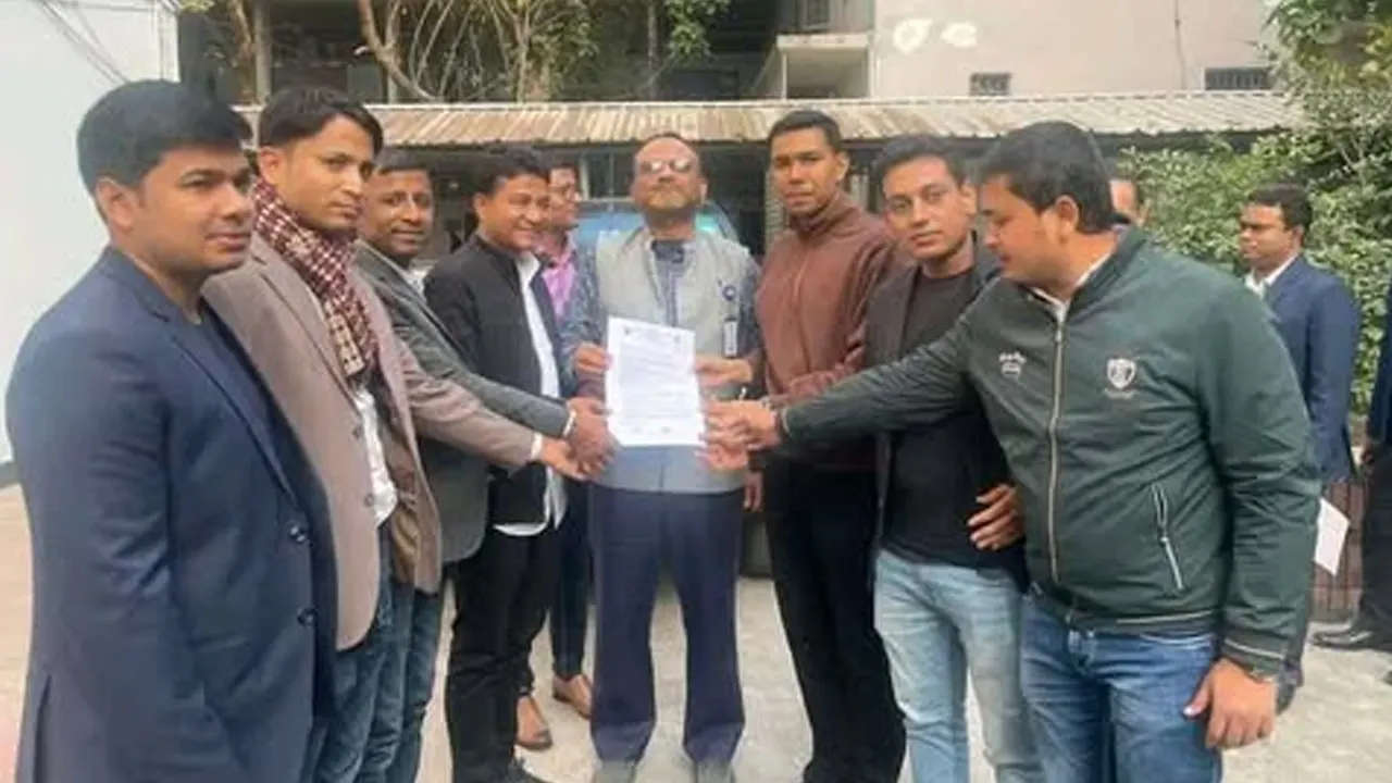 উপাচার্য ড. নিয়াজ আহমদ খানের হাতে স্মারকলিপি তুলে দিচ্ছেন ছাত্রদলের নেতারা। ছবি : কালবেলা