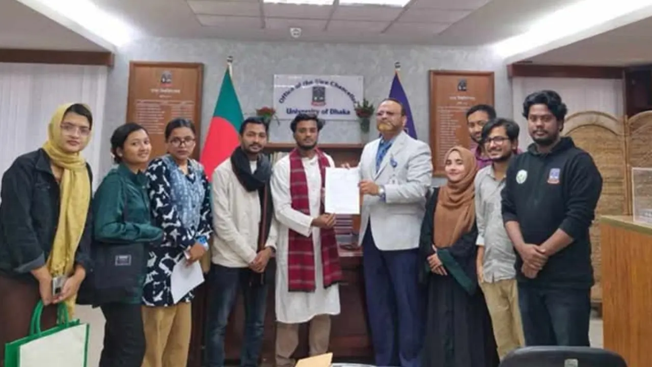 বিশ্ববিদ্যালয়ের একদল শিক্ষার্থী উপাচার্য বরাবর স্মারকলিপি দিচ্ছেন। ছবি : কালবেলা