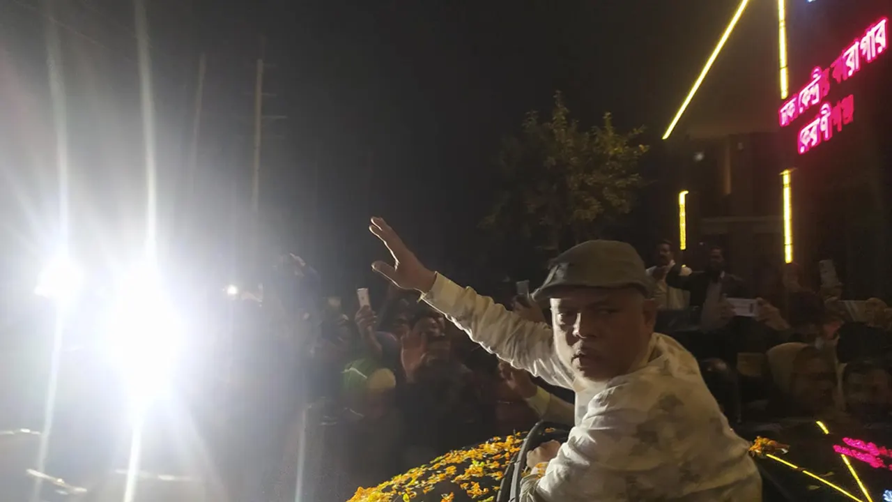 দুই পুলিশ কর্মকর্তার মদ্যপ অবস্থায় অশ্লীল নৃত্য ভাইরাল