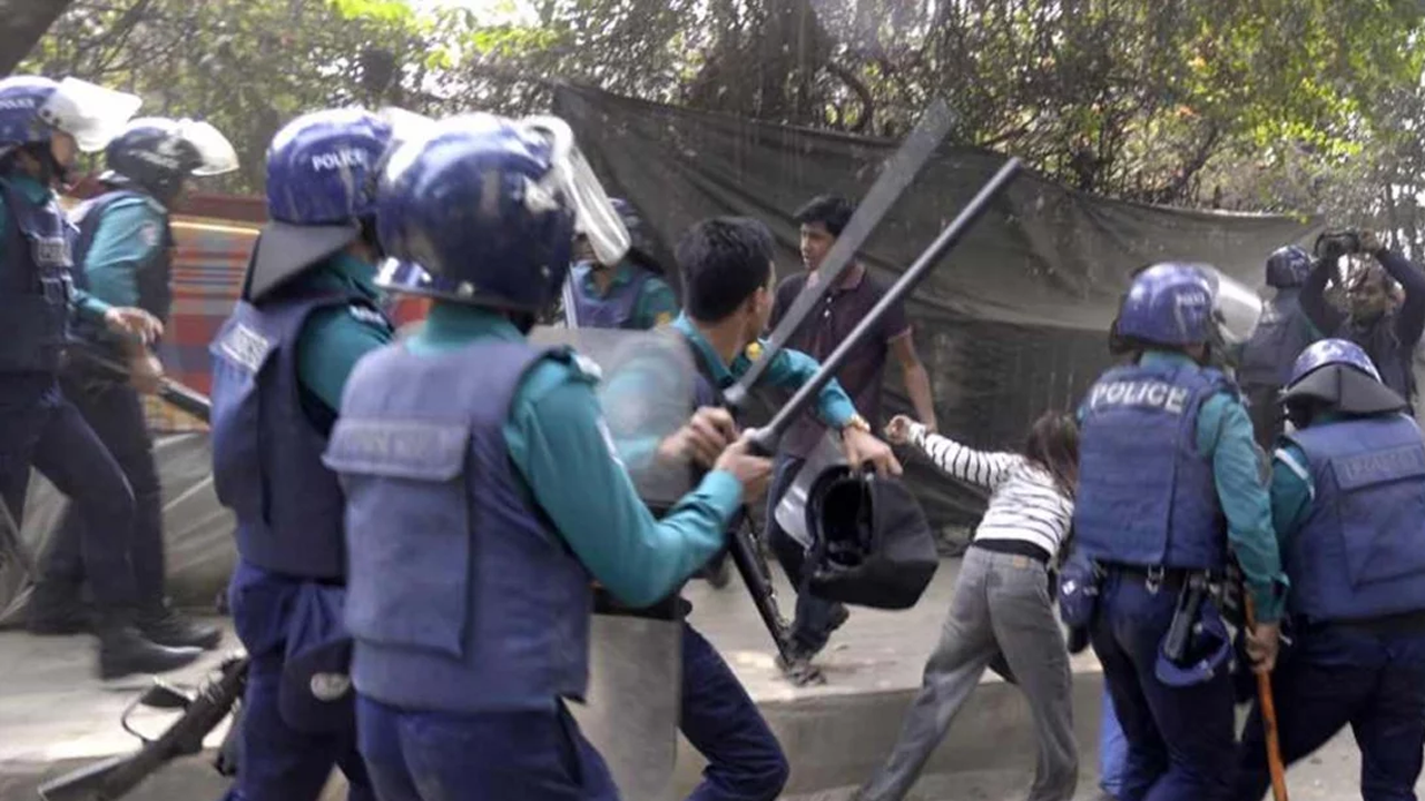 পুলিশের লাঠিচার্জ। ছবি : সংগৃহীত