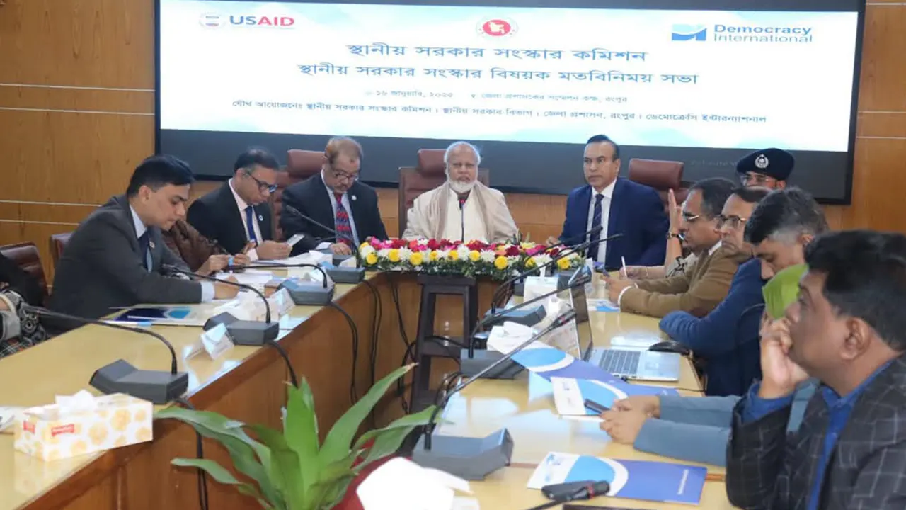 রংপুর জেলা প্রশাসনের সম্মেলন কক্ষে স্থানীয় সরকার সংস্কারবিষয়ক মতবিনিময় সভায় কথা বলেন প্রফেসর ড. তোফায়েল আহমেদ। ছবি : কালবেলা