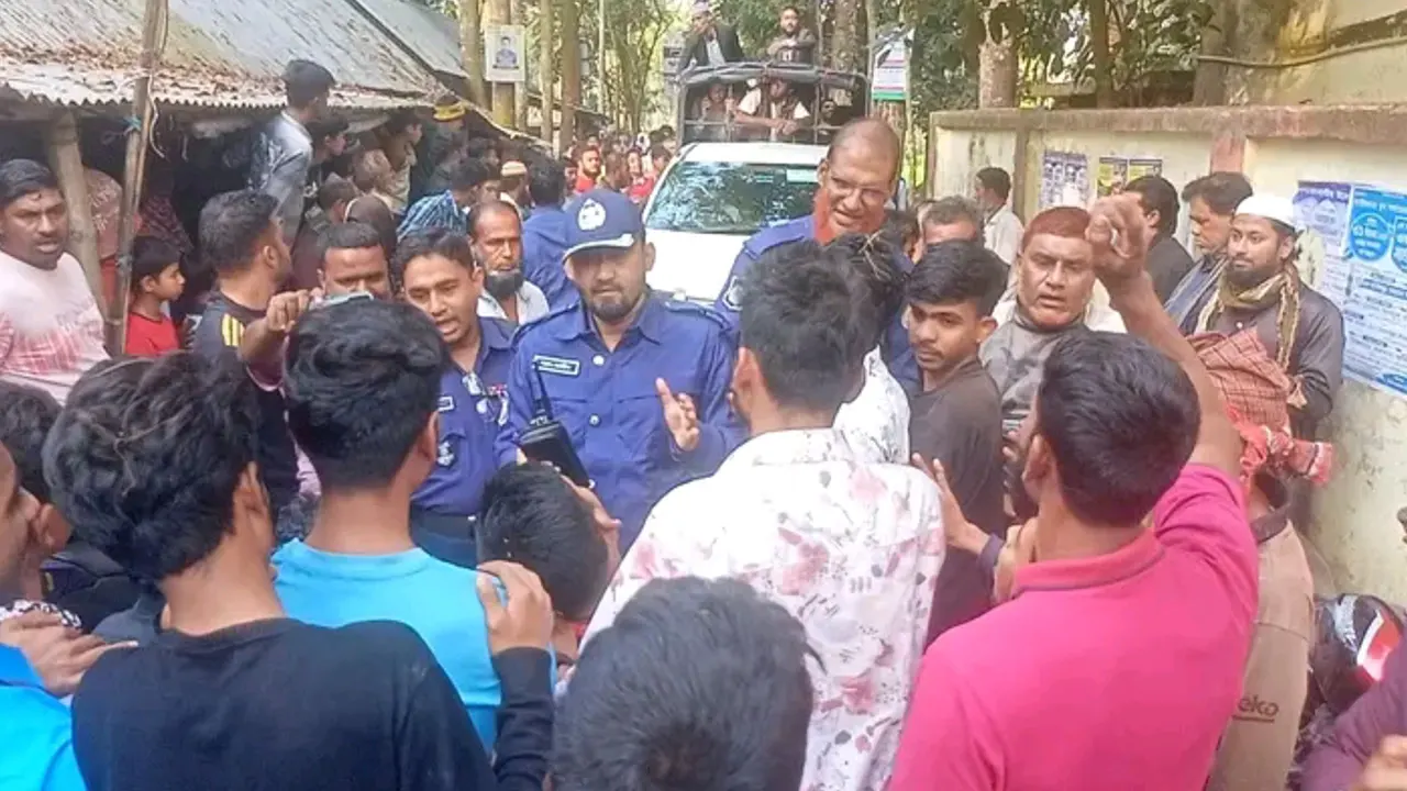 প্রধান শিক্ষককের ওপর হামলা নিয়ন্ত্রণ করে পুলিশ। ছবি : কালবেলা