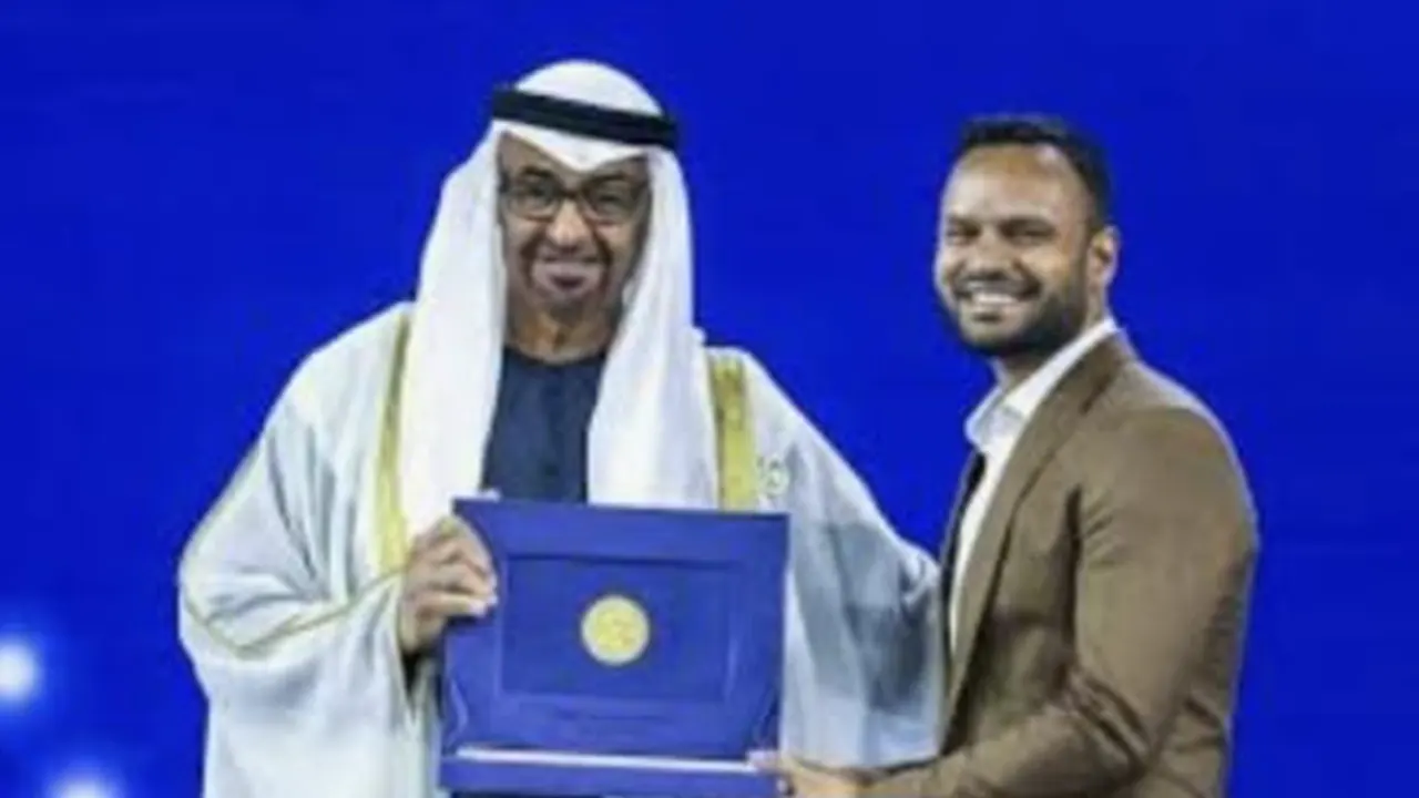জায়েদ সাসটেইনেবিলিটি অ্যাওয়ার্ড নিচ্ছেন মোস্তফা আল মোমিন। ছবি: সংগৃহীত