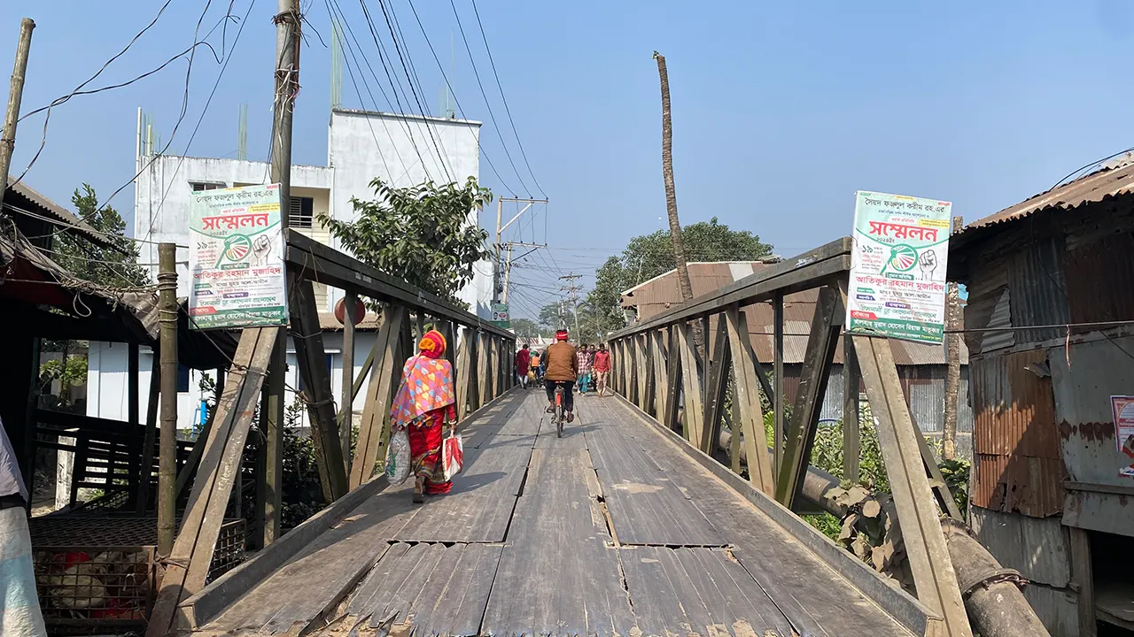 ঝুঁকিপূর্ণ বেইলি ব্রিজ দিয়ে পার হচ্ছে যানবাহনসহ হাজার হাজার মানুষ। ছবি : কালবেলা