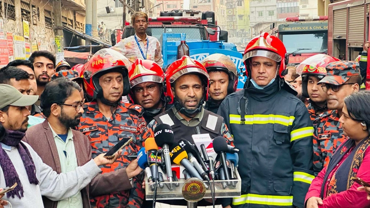 সাংবাদিকদের সঙ্গে কথা বলছেন ফায়ার সার্ভিসের পরিচালক । ছবি : সংগৃহীত