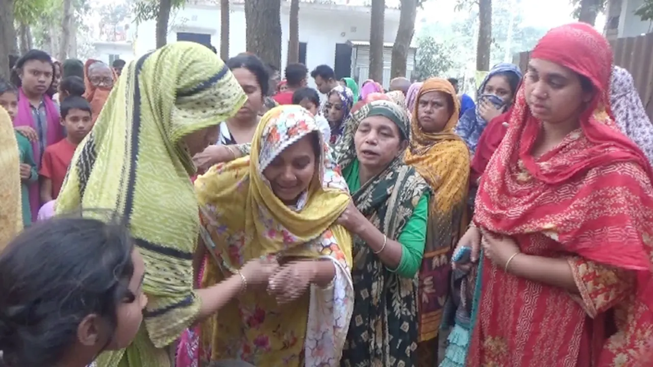 আহাজারি করছেন নিহত ইউপি সদস্য আব্দুল জব্বারের স্বজনরা। ছবি : কালবেলা