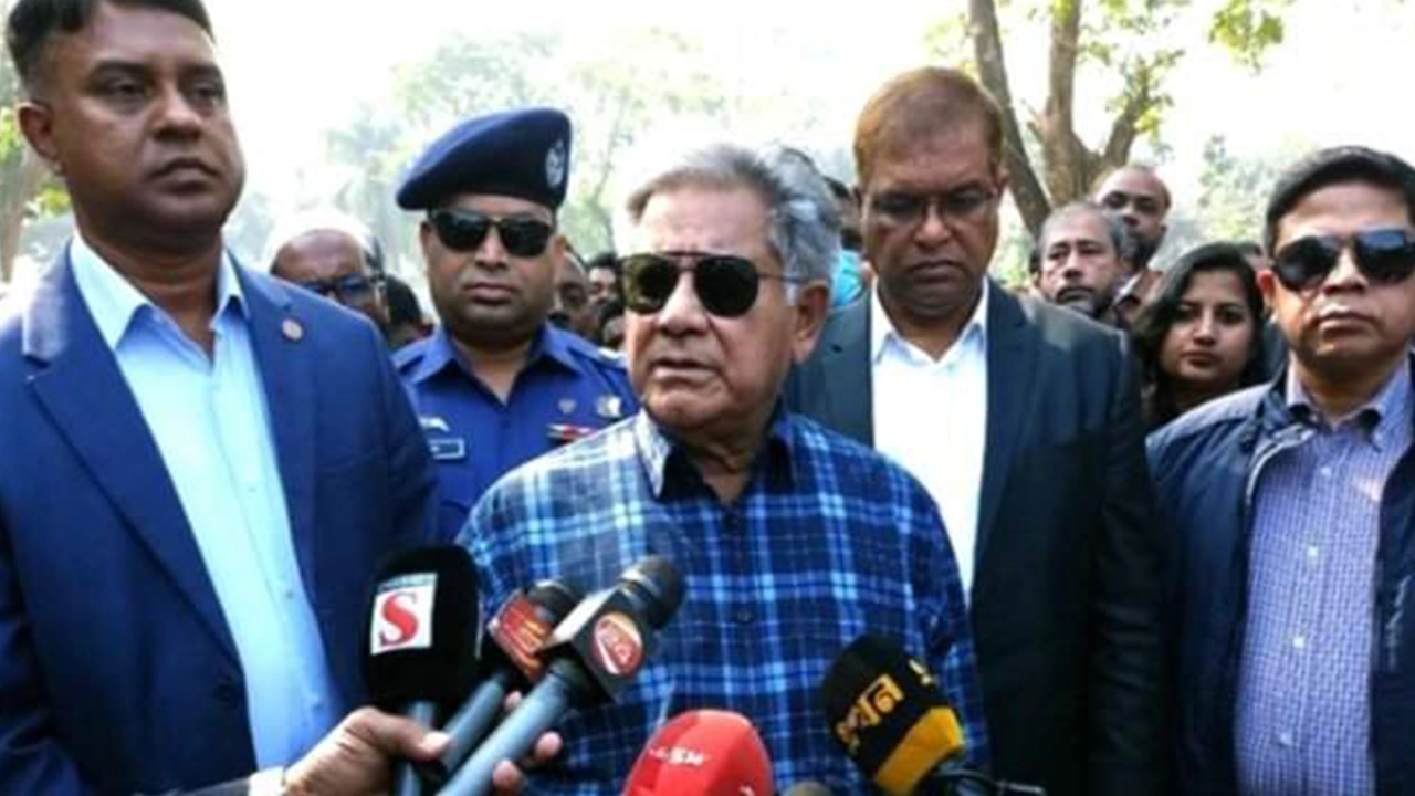 বীরশ্রেষ্ঠ মোস্তফা কামাল লঞ্চঘাট পরিদর্শন শেষে সাংবাদিকদের সঙ্গে আলাপকালে ড. এম সাখাওয়াত হোসেন। ছবি : কালবেলা