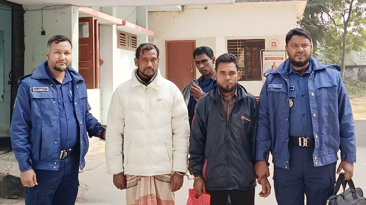 যুবলীগ নেতা মনিরুল ইসলাম বাদশা ও ওয়ারেন্টের আসামি মোকলেছ আলীকে গ্রেপ্তার করে পুলিশ। ছবি : কালবেলা
