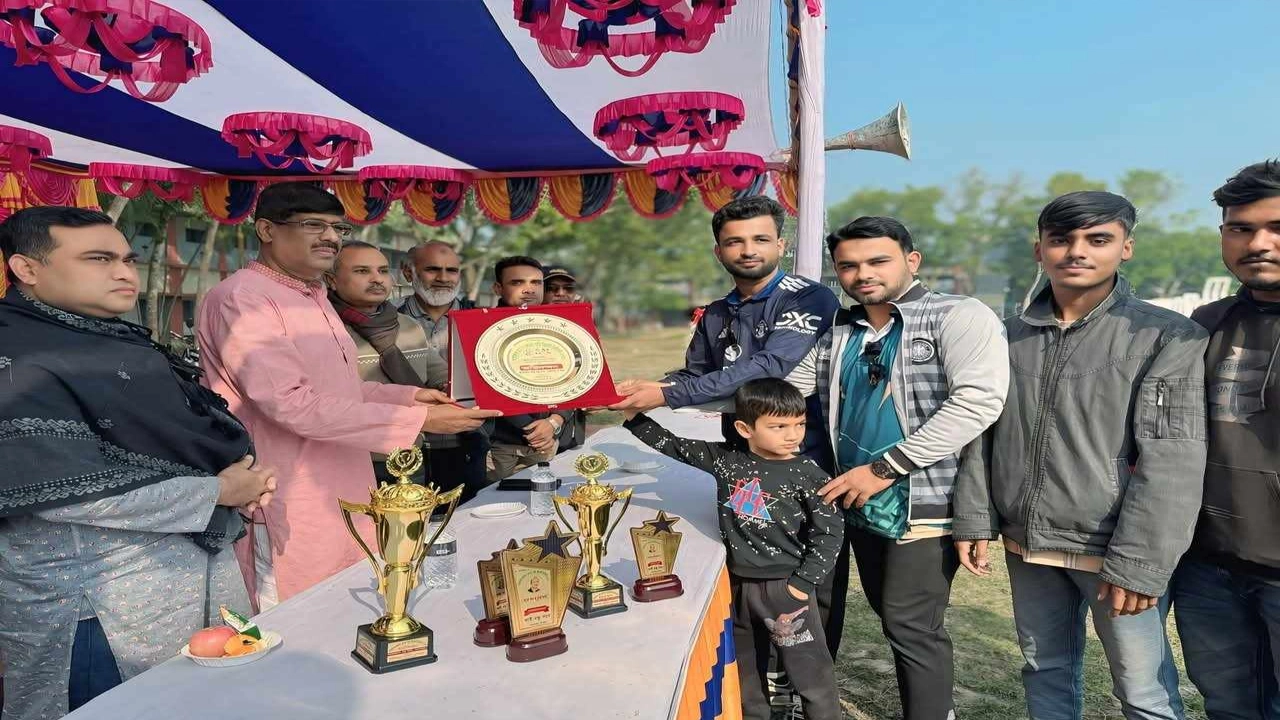 ‘ভাই বন্ধু সংঘ’-এর আয়োজনে ক্রিকেট টুর্নামেন্ট। ছবি : কালবেলা