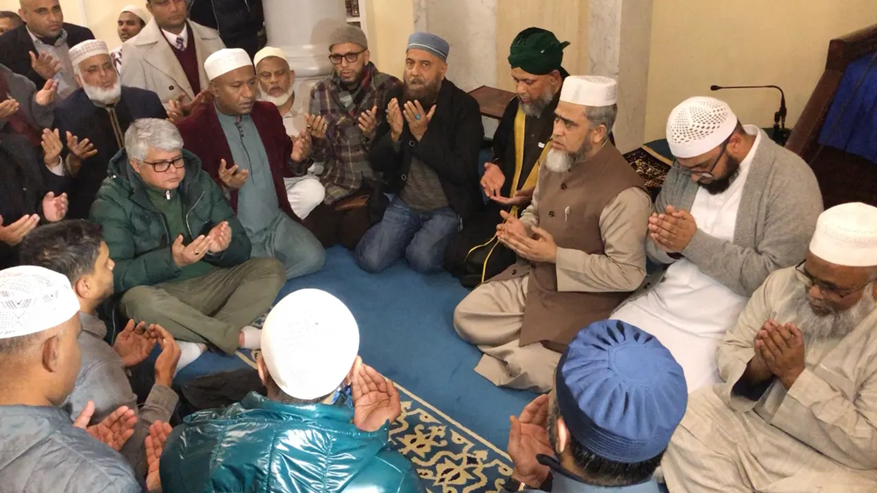 লন্ডনে খালেদা জিয়ার রোগ মুক্তি কামনায় খতমে কোরআনের পর দোয়া অনুষ্ঠান। ছবি : কালবেলা
