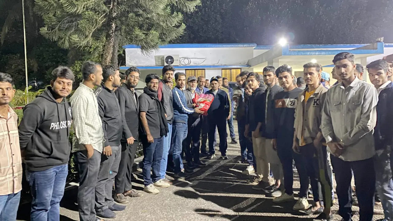 ছাত্রদলের নেতাকর্মীরা রেলওয়ের মহাপরিচালক আফজাল হোসেনের কাছে শাটল ট্রেনের সমস্যা সমাধানে ১৩ দফা দাবি তুলে ধরেন। ছবি : কালবেলা