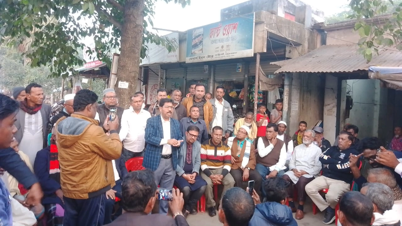 কেশবপুর উপজেলার ৯নং গৌরীঘোনা ইউনিয়নের ভরতভায়না বাজারে কর্মী সমাবেশ কথা বলেন অমলেন্দু দাস অপু। ছবি : কালবেলা