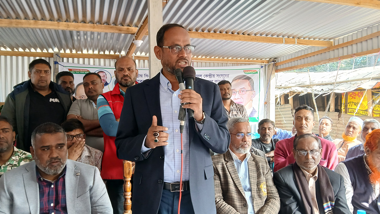 টাঙ্গাইলে কম্বল বিতরণ অনুষ্ঠানে বক্তব্য দেন সুলতান সালাউদ্দিন টুকু। ছবি : কালবেলা