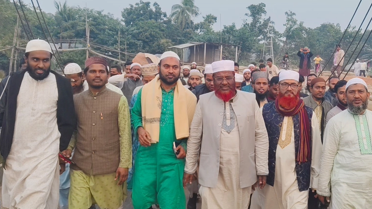 নেতাকর্মীদের সঙ্গে জামায়াতে ইসলামীর কেন্দ্রীয় সেক্রেটারি জেনারেল অধ্যাপক মিয়া গোলাম পরওয়ার। ছবি : কালবেলা