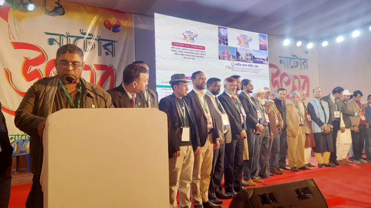 রাজধানীতে ‘নাটোর উৎসব-২০২৫’-এর মঞ্চে ঢাকাস্থ নাটোর জেলা সমিতির নেতারা। ছবি : কালবেলা
