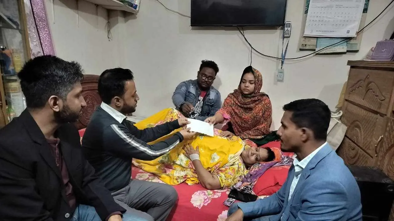সহায়তা পৌঁছে দিচ্ছেন নেতাকর্মীরা। ছবি : কালবেলা