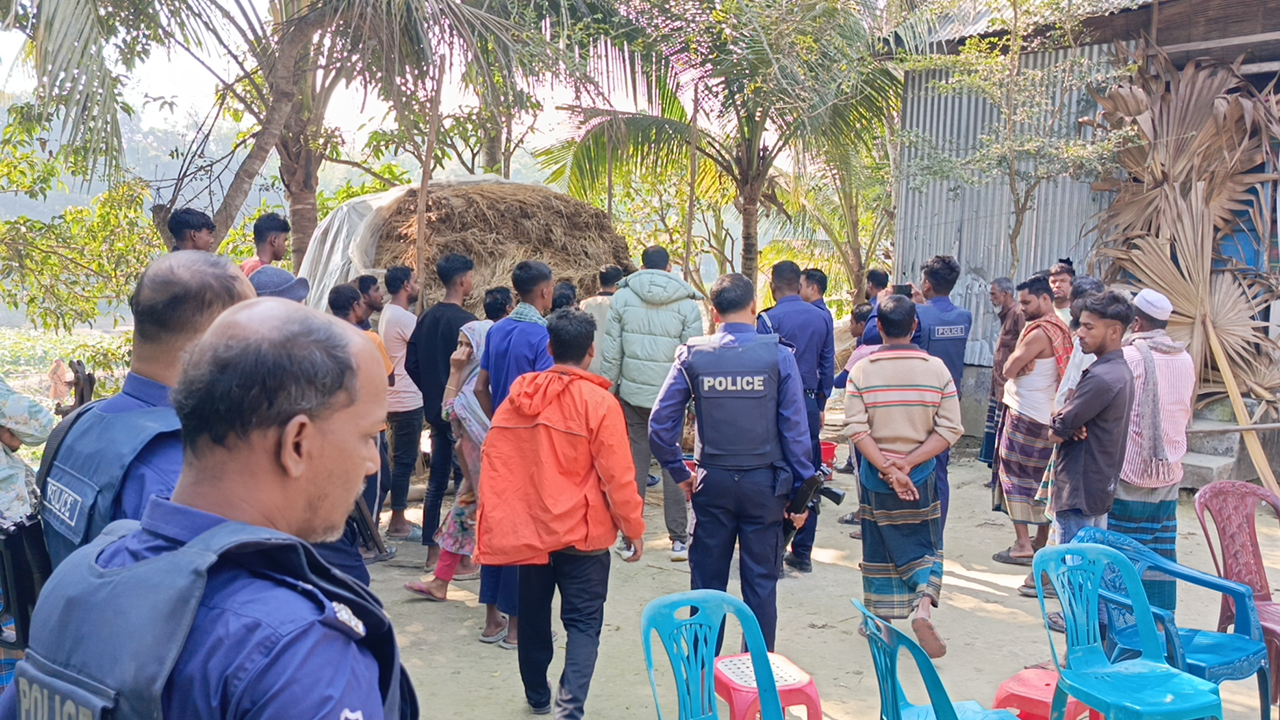 ঘটনাস্থলে সতর্ক অবস্থানে পুলিশ সদস্যরা। ছবি : কালবেলা