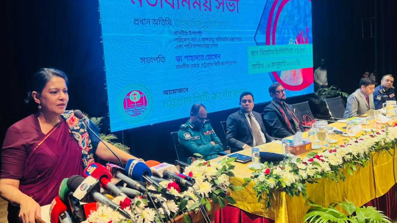 চট্টগ্রামের থিয়েটার ইনস্টিটিউটে মতবিনিময় সভায় বক্তব্য দেন পরিবেশ উপদেষ্টা। ছবি : কালবেলা