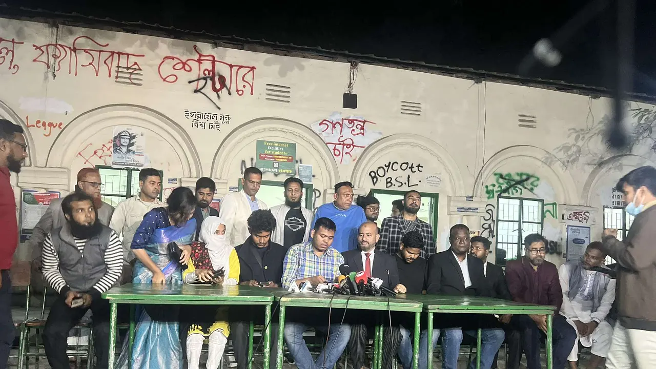 ঢাকা বিশ্ববিদ্যালয়ের মধুর ক্যান্টিনের সামনে আয়োজিত সংবাদ সম্মেলনে কথা বলেন মাহিন সরকার। ছবি : কালবেলা