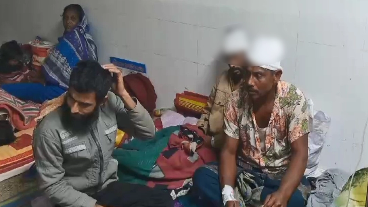 গোপালগঞ্জে আধিপত্য বিস্তার নিয়ে দুপক্ষের সংঘর্ষের আহতরা হাসপাতালে। ছবি : কালবেলা