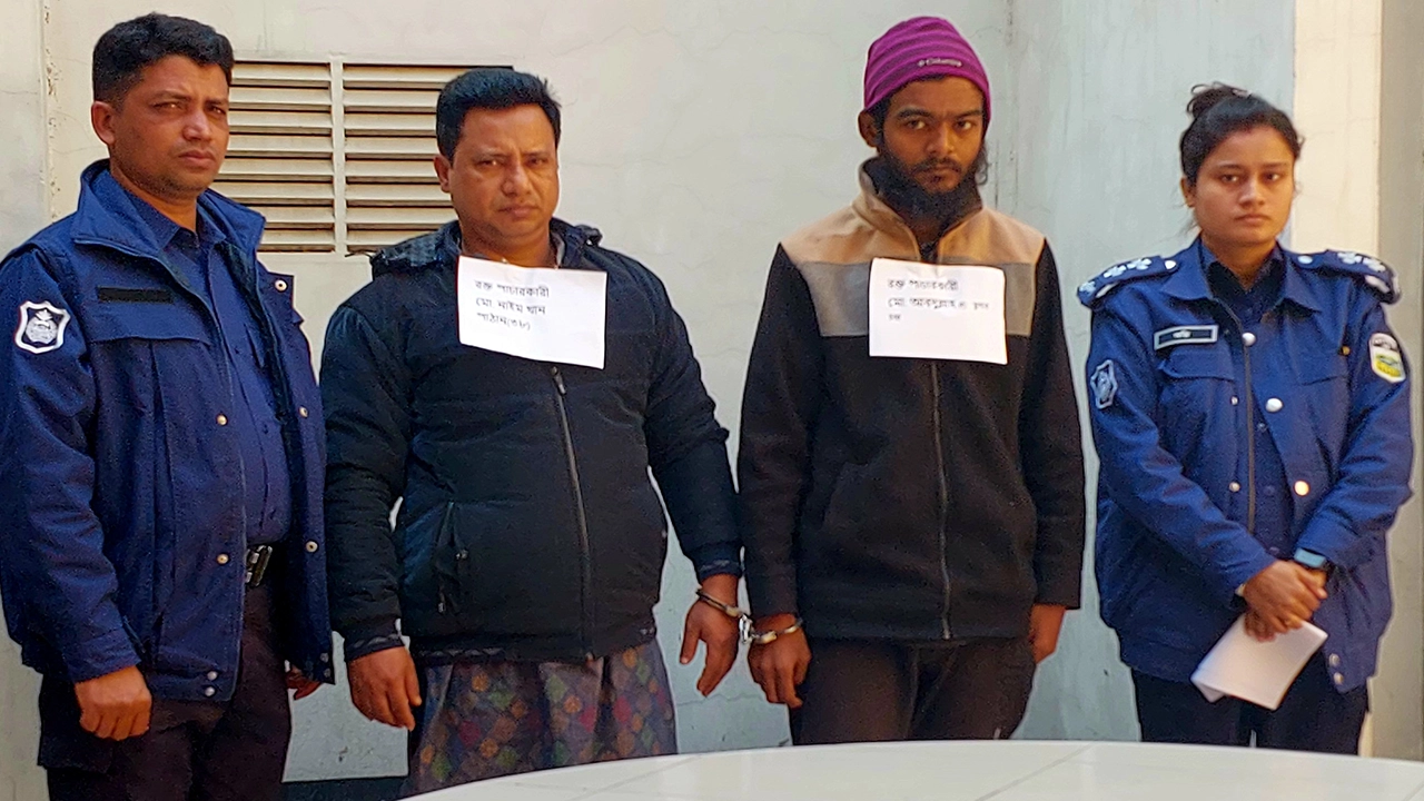 ময়মনসিংহ মেডিকেল কলেজ হাসপাতাল থেকে রক্ত চুরির সময় দুজন গ্রেপ্তার। ছবি : কালবেলা